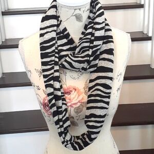 Grey and black tiger stripe infinity scarf ❄️